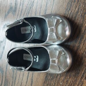 Crazy 8 Girl Silver with Bow Dress Shoes - sz 6